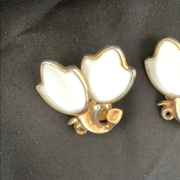 Vintage Trifari petal earrings - Picture 2 of 8